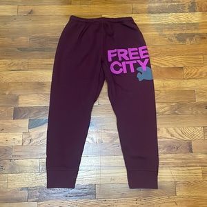 Free City Large 3/4 sweats deep love darkest magenta size Small brand new w/tags